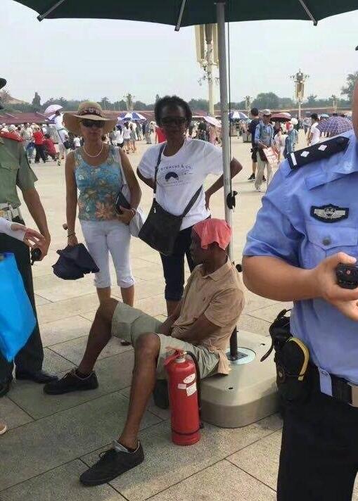 非洲小伙廣場中暑 QQ截圖20170802124408.jpg